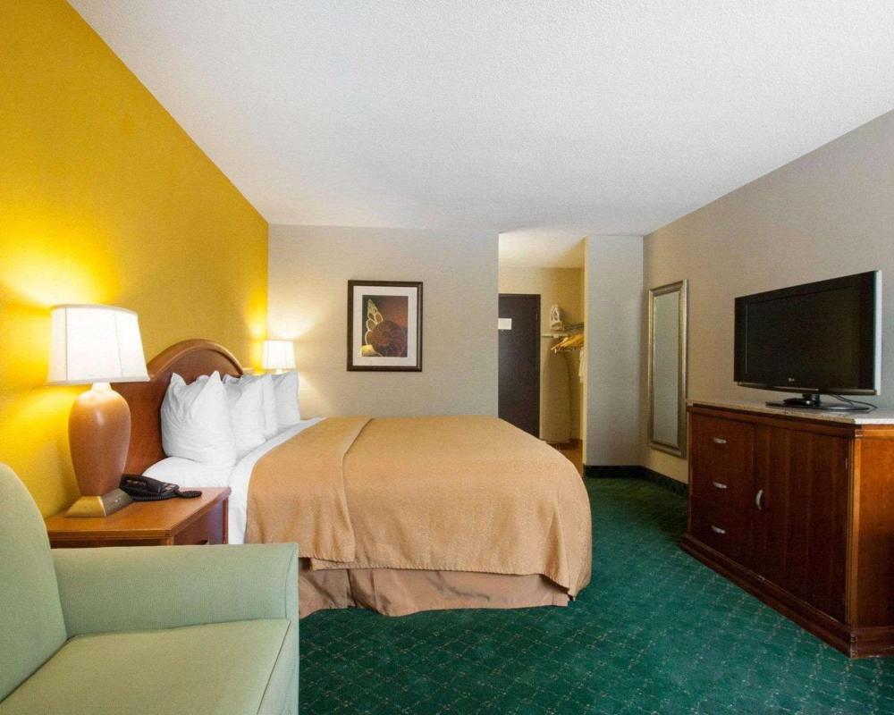 King Room - Non-Smoking interior